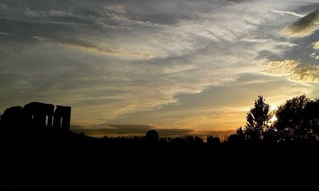 regram @ophelia123456z #villadeiquintili #appianuova #roma #archeologia #archeology #tramonto #sunset #rome #nuvole #clouds #cloudporn #ig_roma #igersroma 197/365